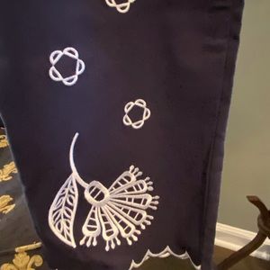 Attyre B&W embroidered capri pants 14